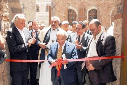 د. الارياني أثناء افتتاحه صالة ممالك الجوف القديمة/ أمس